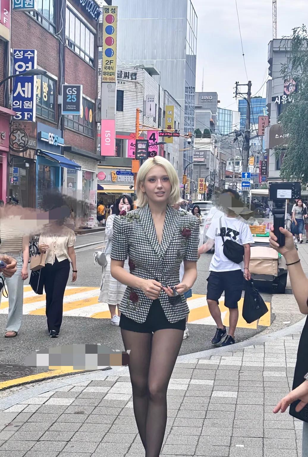 韩国旅游，好像遇到明星了身材真的好到爆，简直是真人芭比！
