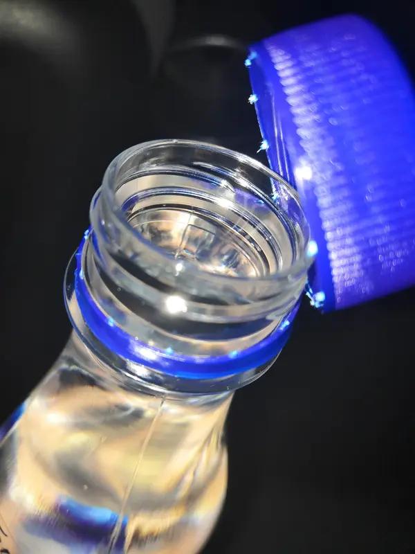 矿泉水瓶盖竟有“针眼”，男子喝后心跳加速，真相让人深思！近日，吉林四平的白先生