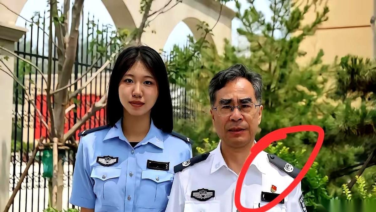 一张毫无背景的警衔特写图，突然在网上炸开了锅。发图的人只抛出了一句短问：“体制