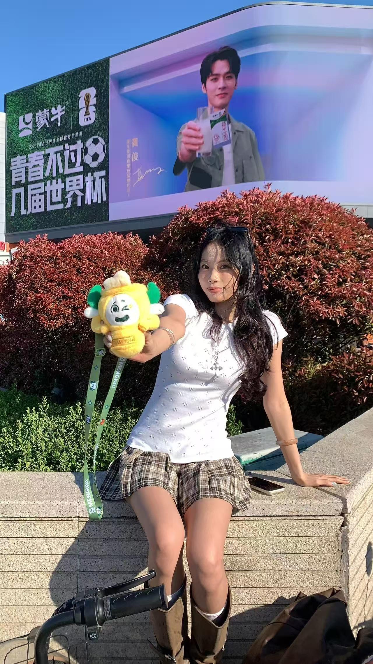 小时候感觉用杯子喝牛奶的都是主角青春也就短短几届世界杯，从小喝蒙牛，一直笃定自己