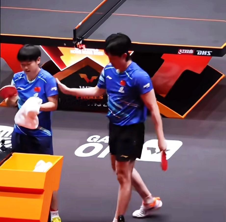 这就是八年的默契，为了保护莎莎，王楚钦想尽办法尽快结束比赛。看草莓熊解说