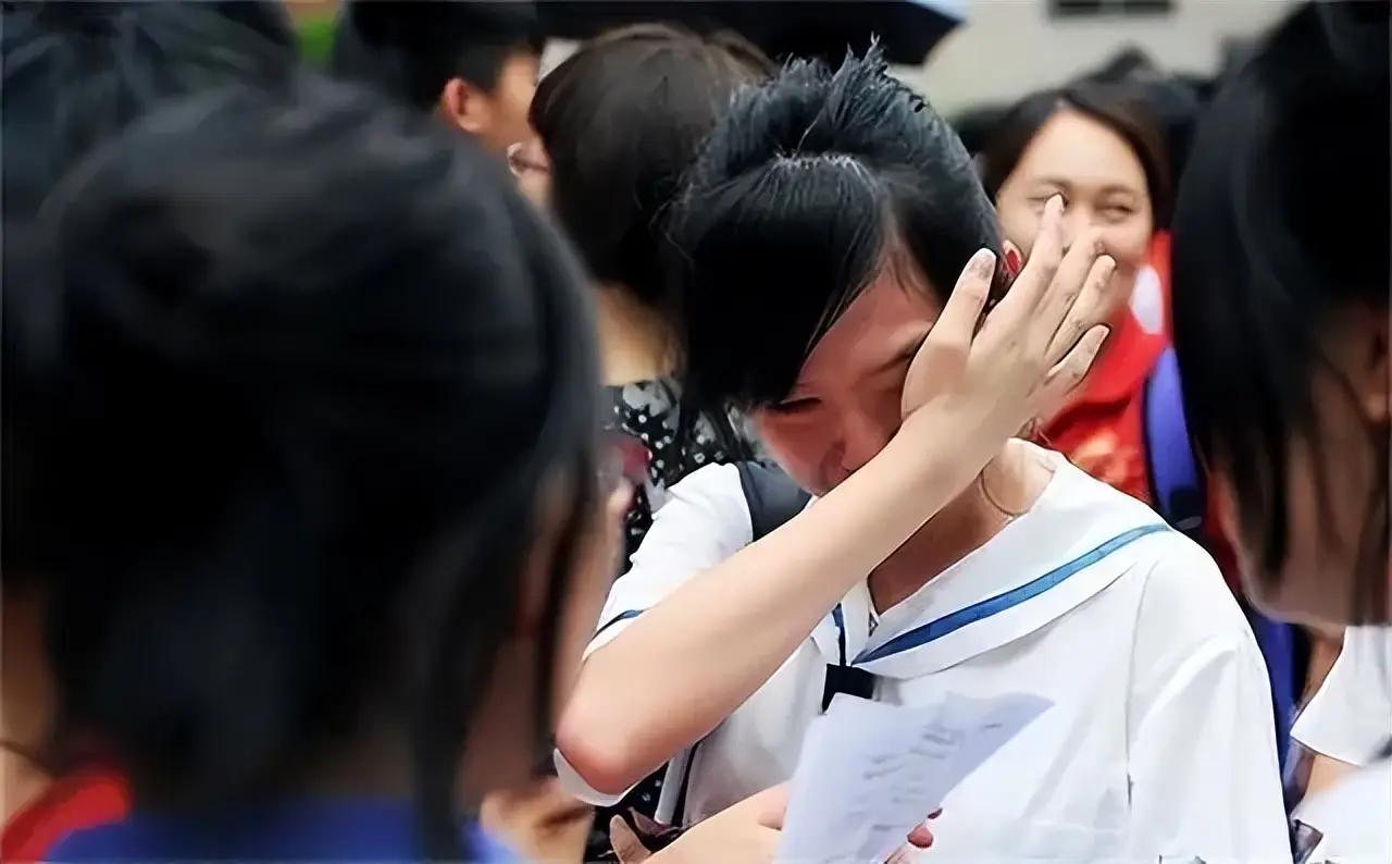 “学费才1.8万，凭什么不让我读！”江苏一个女孩高考查到512分，卡在公办本科线