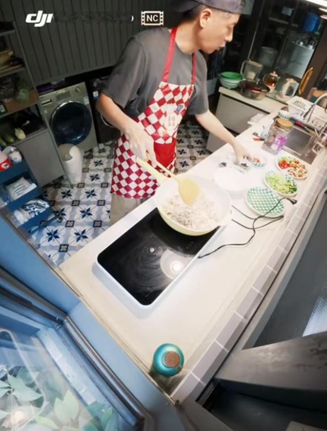 任重下厨为老婆孙骁骁做重庆江湖菜，别墅厨房不大，装修也很普通