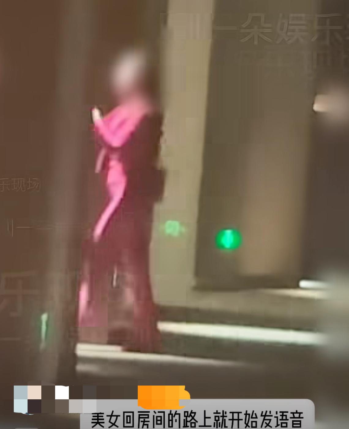 包贝尔被曝酒店深夜幽会红装美女，凌晨进房次日8点才出。热搜爆了。8月26日，