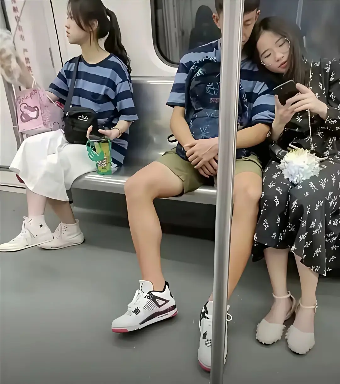 你们是吵架了吗？来我旁边坐吧