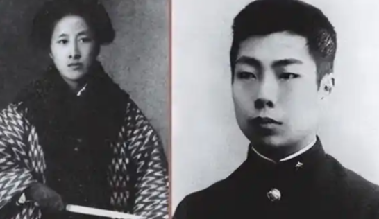 1905年，在日本，30岁的秋瑾和24岁的鲁迅发生激烈争辩。不料，秋瑾从靴筒里拔