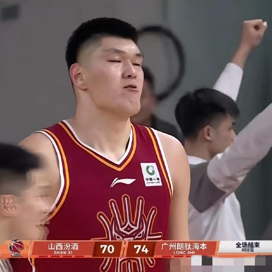 刘传兴和许昕都是国内一流的中锋，他俩有什么特点……？刘传兴26岁，身高225