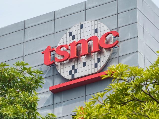 认贼作父的下场！美国因为台积电EUV光刻机使用了美国若干技术而不许它的芯片出口