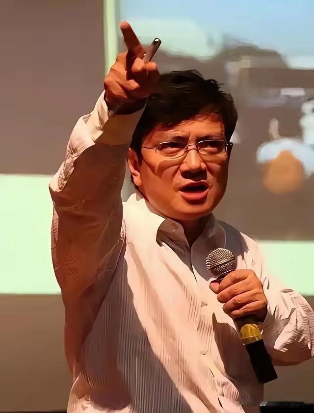 现在全网最头疼的男人就是郑强了吧。不是因为他反对人工智能，也不是因为他跟不上时代