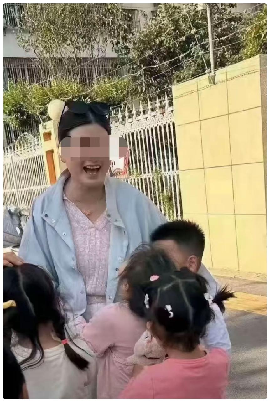 幼儿园里发生热熔胶事件的老师会不会换个城市继续做幼儿园老师？家长很担心。