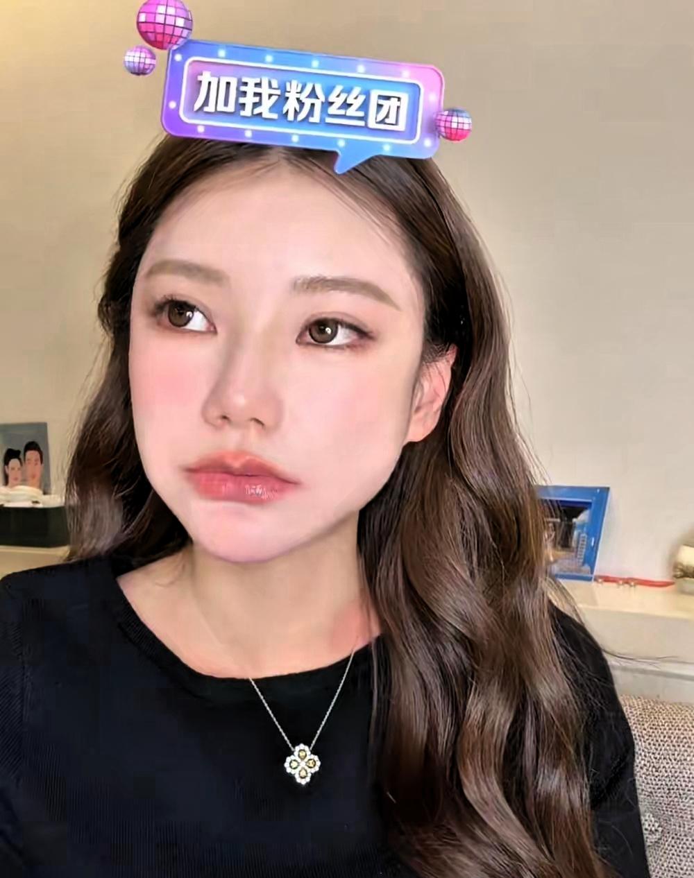 马筱梅和丈夫给孩子定名了大事。马筱梅最近开了直播,她和丈夫商量好了,孩子名