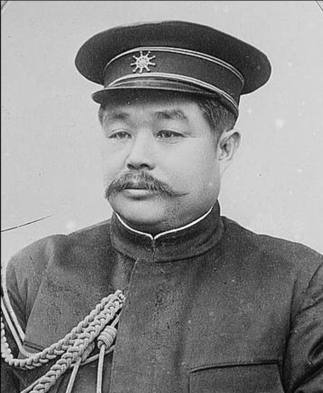 1915年12月，袁世凯打算在次年元旦“登基”，他一件事就是想册封黎元洪为“武义