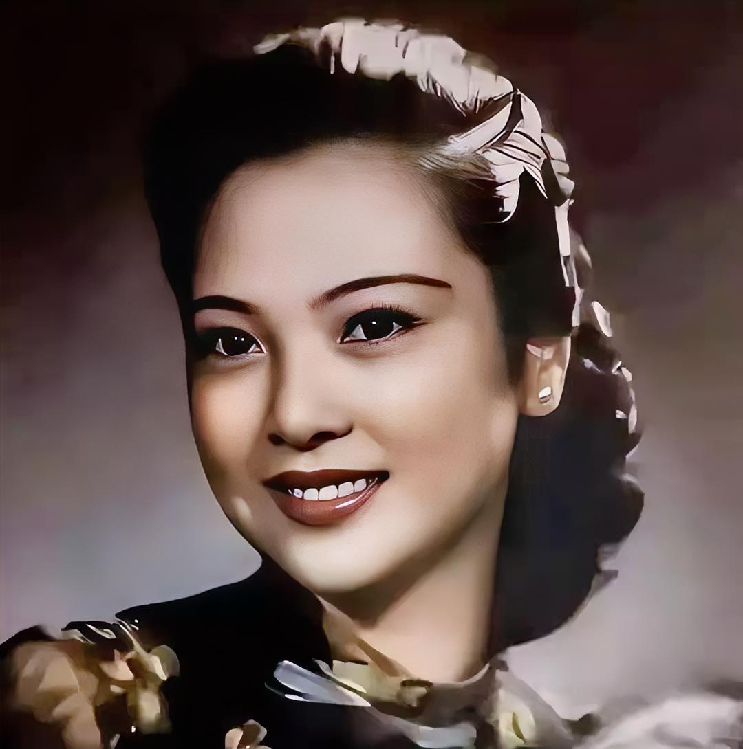 1938年，41岁戴笠借口加班，把秘书余淑衡，带到了卧房，戴笠递给她一杯咖啡：“