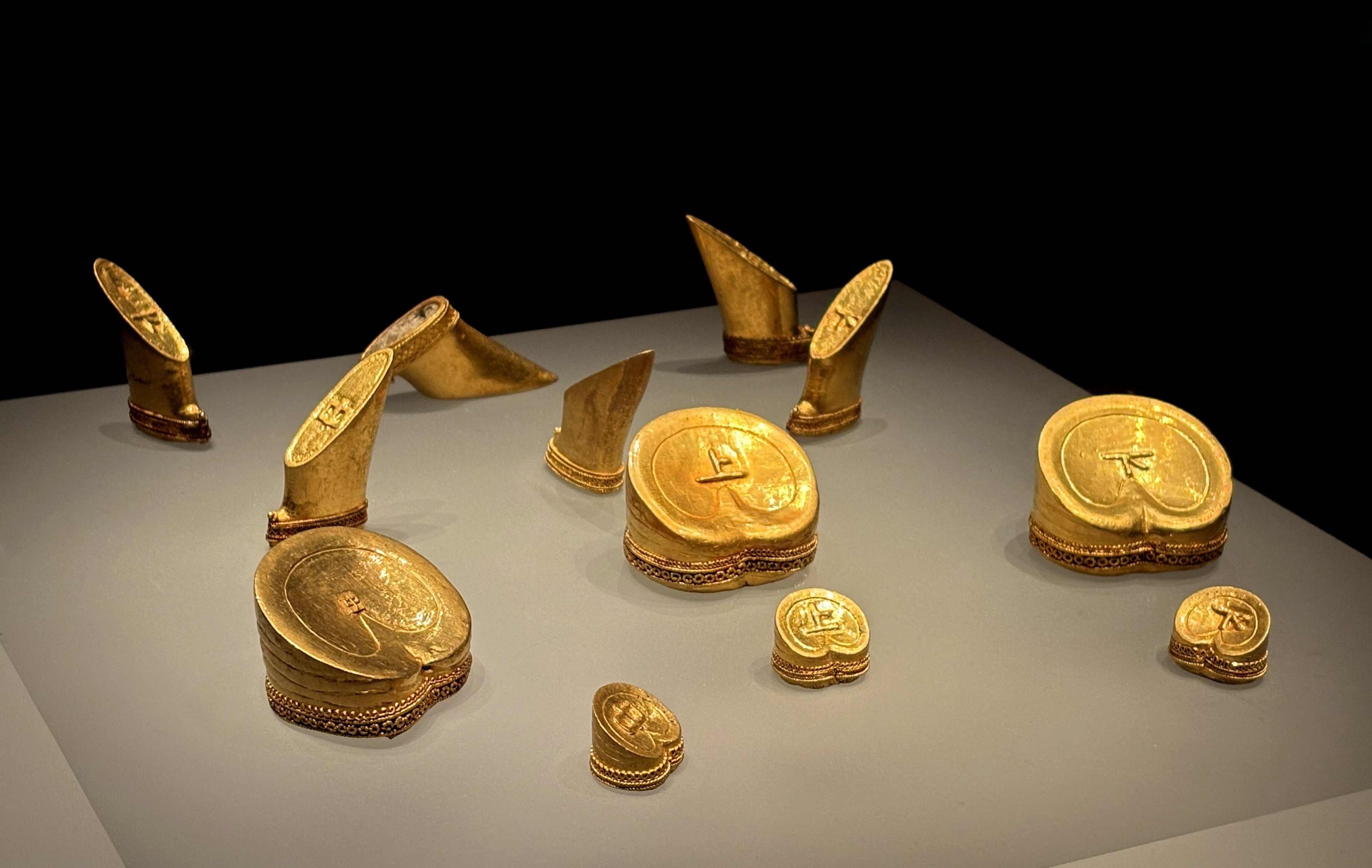 侯爷墓葬出土了478件金器,总重量115kg,按目前的市价价值1.22亿美元