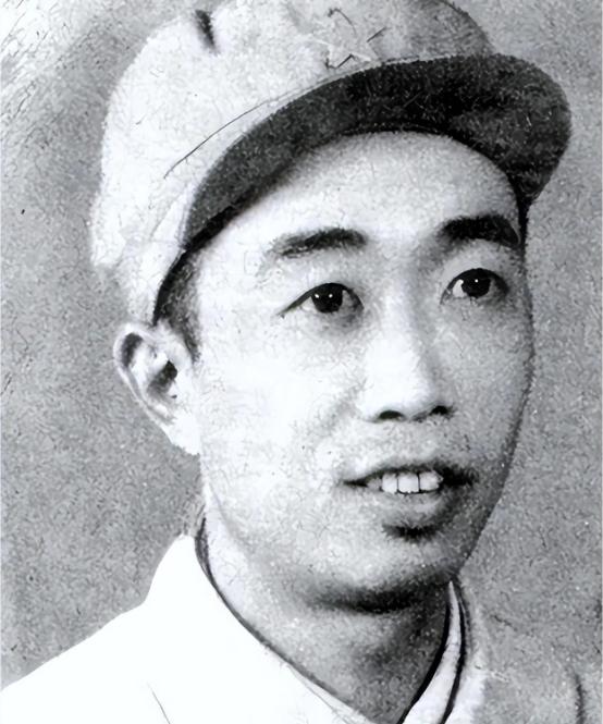 1952年，朝鲜战场上，志愿军抓获了一名间谍，搜身时，志愿军战士在间谍胸前一摸，