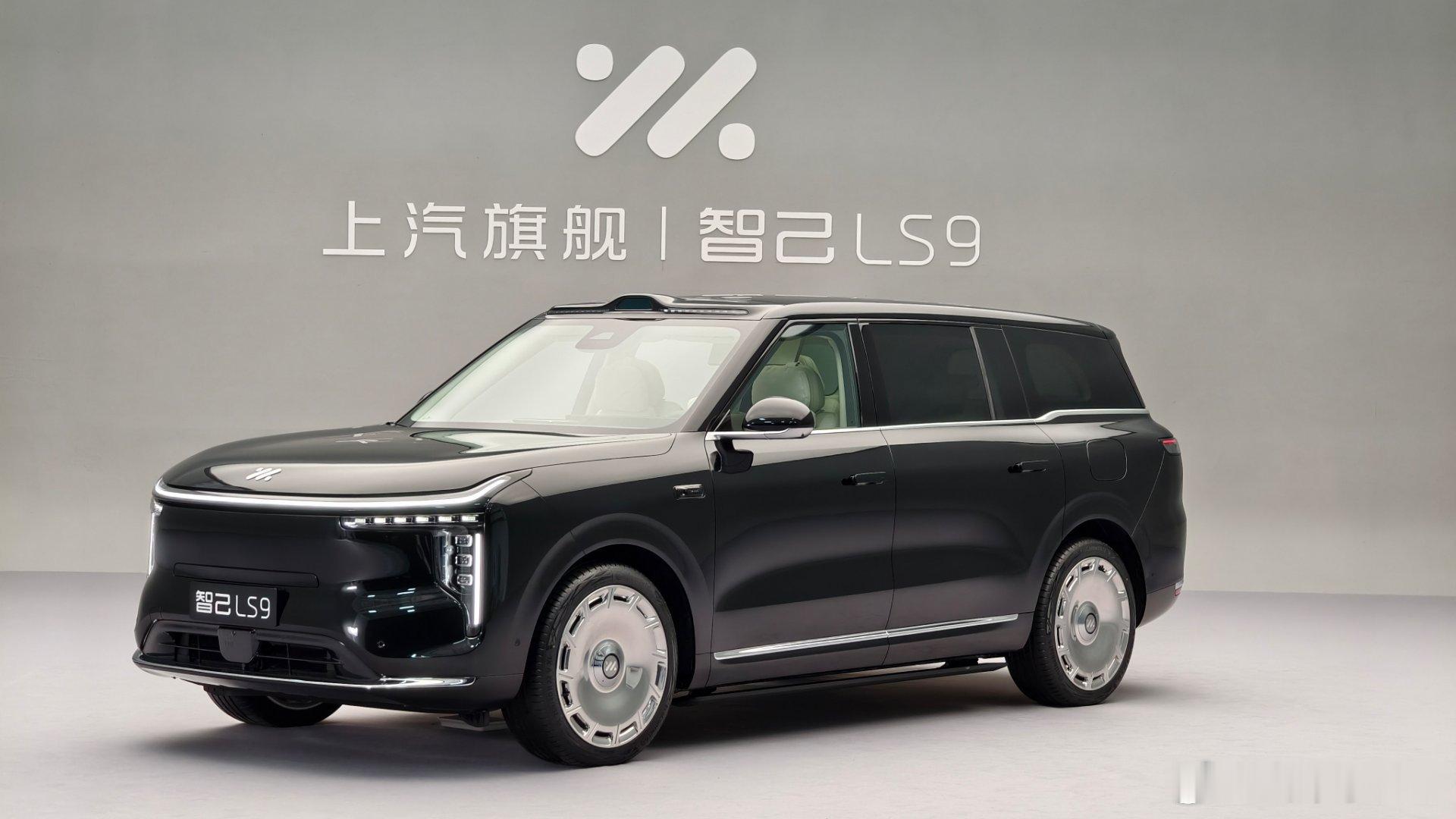 这次LS9的设计很体面，看着很饱满头顶雷达旁边有射灯，功能性齐全前排两个座椅高度