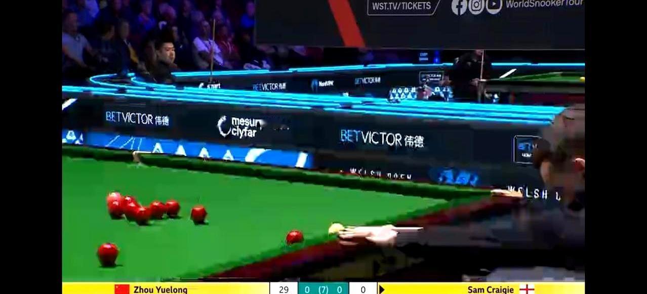 这杆球把克雷吉钉在了椅子上。60分领先，白球却藏在了咖啡球后面。整个球台只