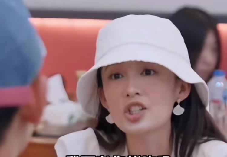 李沁不能吃冰淇淋，所以给张晚意分了一大半冰淇淋，李沁：“你能吃吗？我可以分你一大