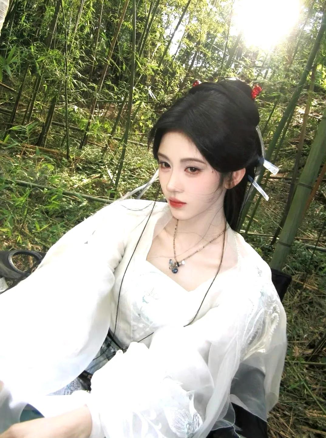 “最近中国最火的美女是谁？”🇨🇳化妆师举着眉笔笑答：“鞠婧祎——你看化妆台
