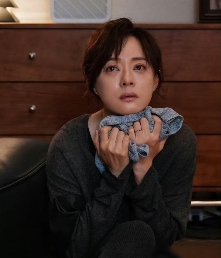 别再吹孙俪的“真实感”了。我告诉你，那不是演技，是她被碾压后，仅剩的一块遮羞