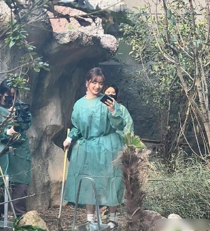 也没人说，沈月现实中这么吓人的吗，这脸太美了，没想到现实这么好看好可爱