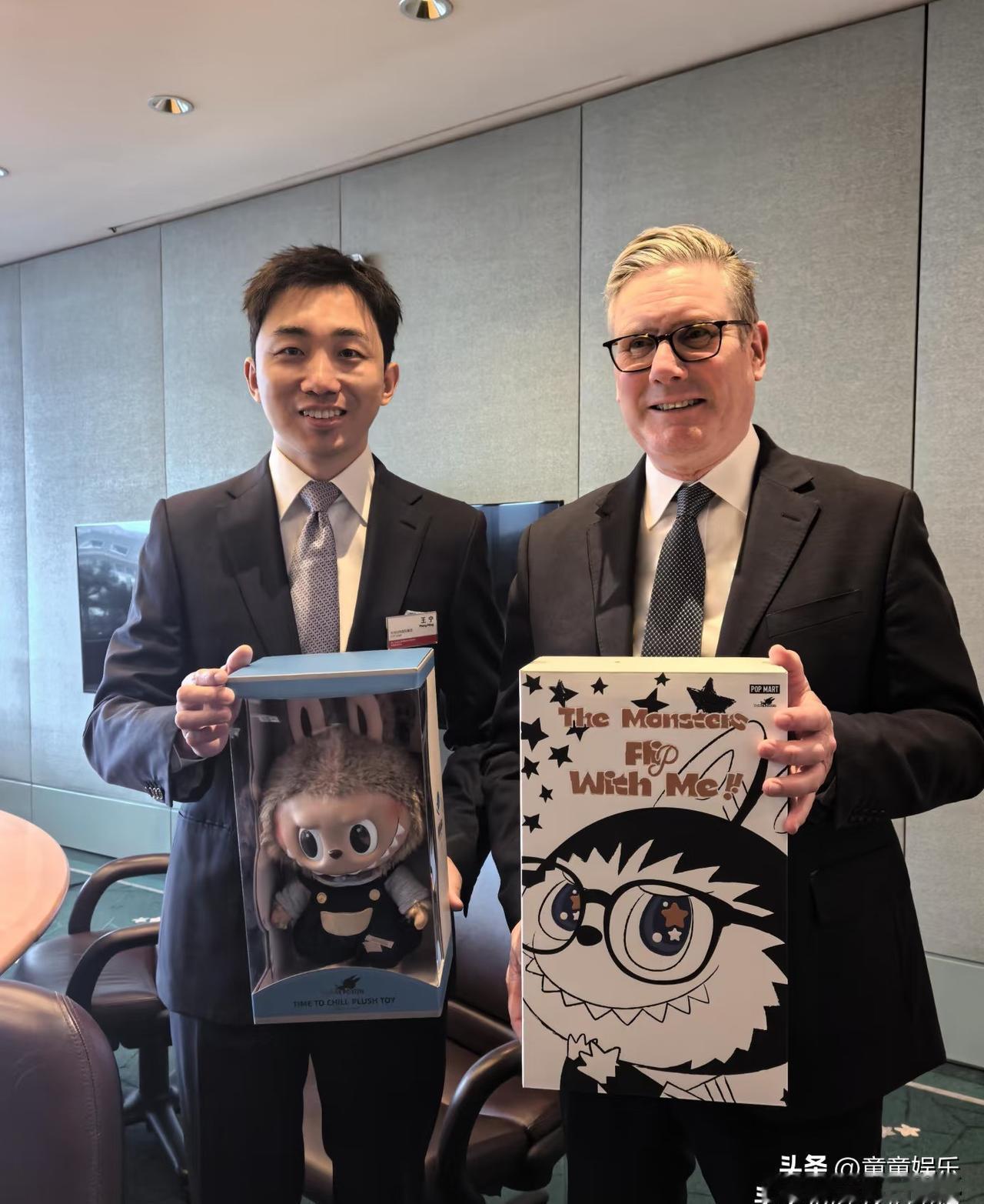 你以为英国首相说的是“伦敦腔”？错了，那是他刻意穿上的声音西装。他用的是一种