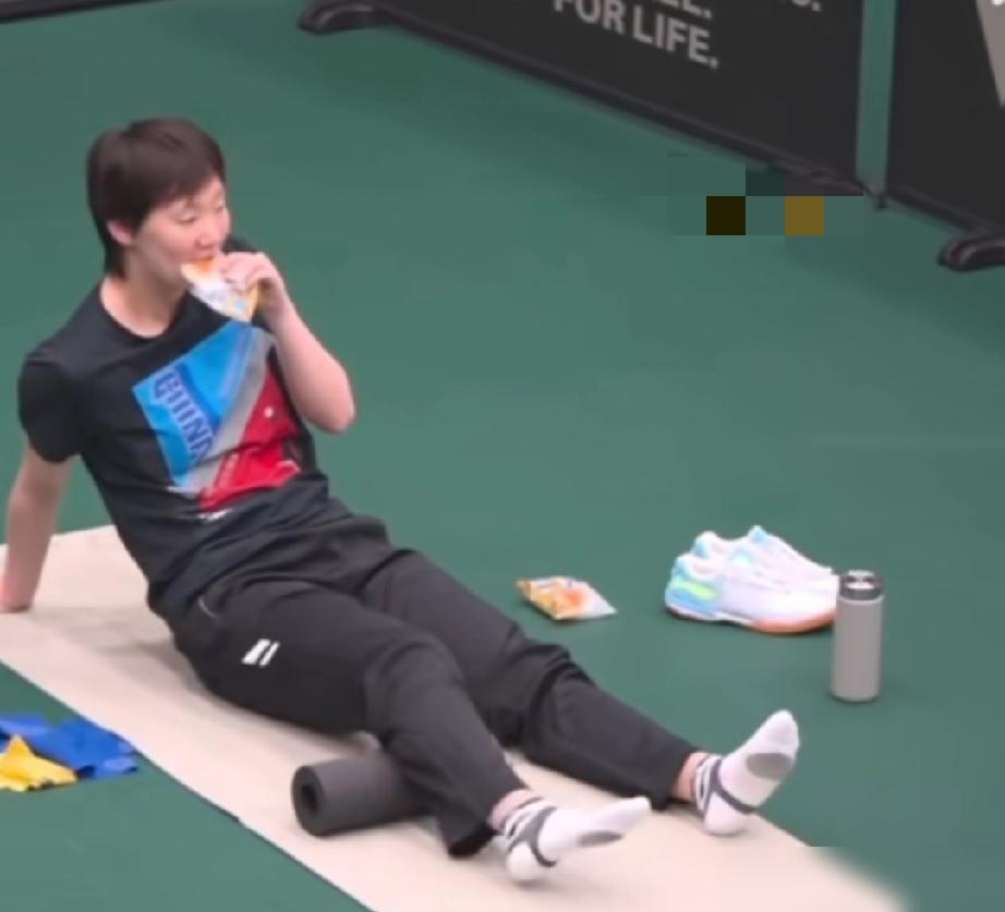 来看看王曼昱在成都混合团体世界杯决赛上场前热身时吃的是什么？当时就是她在热身