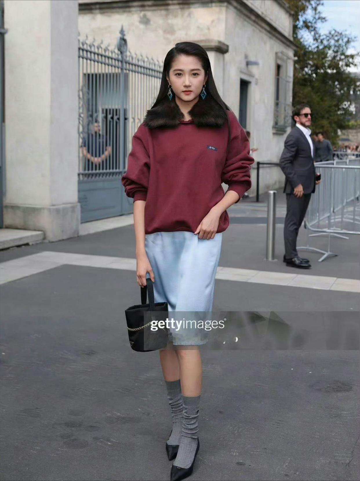 关晓彤米兰时装周造型“翻车”，枣红色大毛领上衣，上身直接显老10岁不止，远看还以