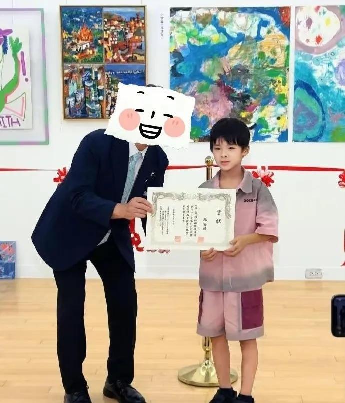 黄圣依和杨子小儿子安麟的绘画作品在东京画廊展出，评委会评价8岁的安麟画作色彩碰撞