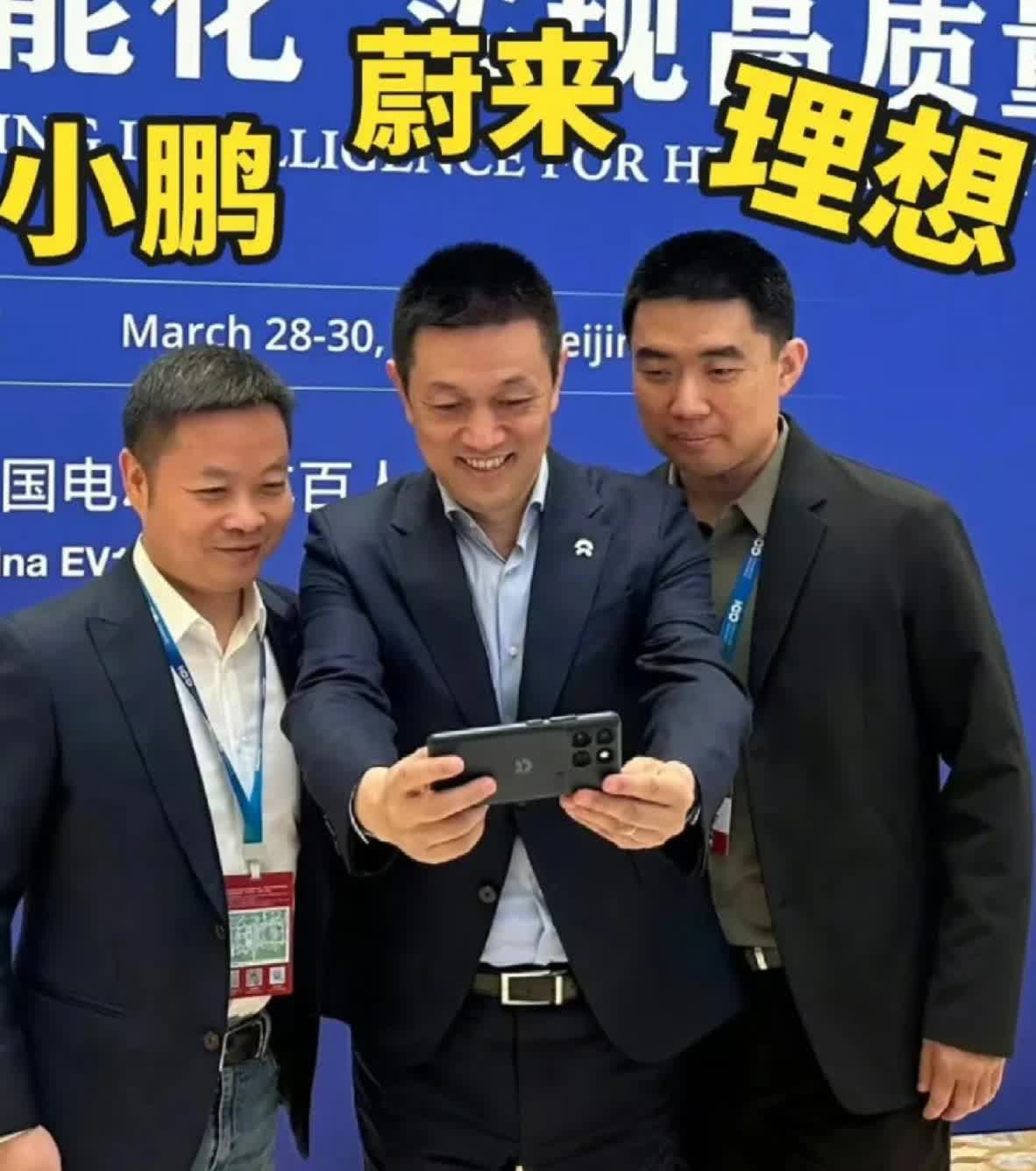 理想，似乎正站在十字路口。7月交付量30731台，同比降幅达40%，股价半个月