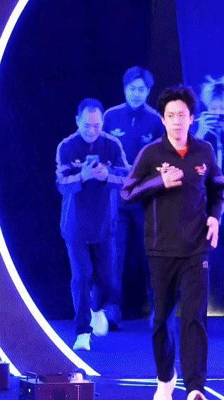 魏桥把王楚钦当亲儿子宠。工作人员球叔，镜头永远先找头哥，脸上写满“我家孩