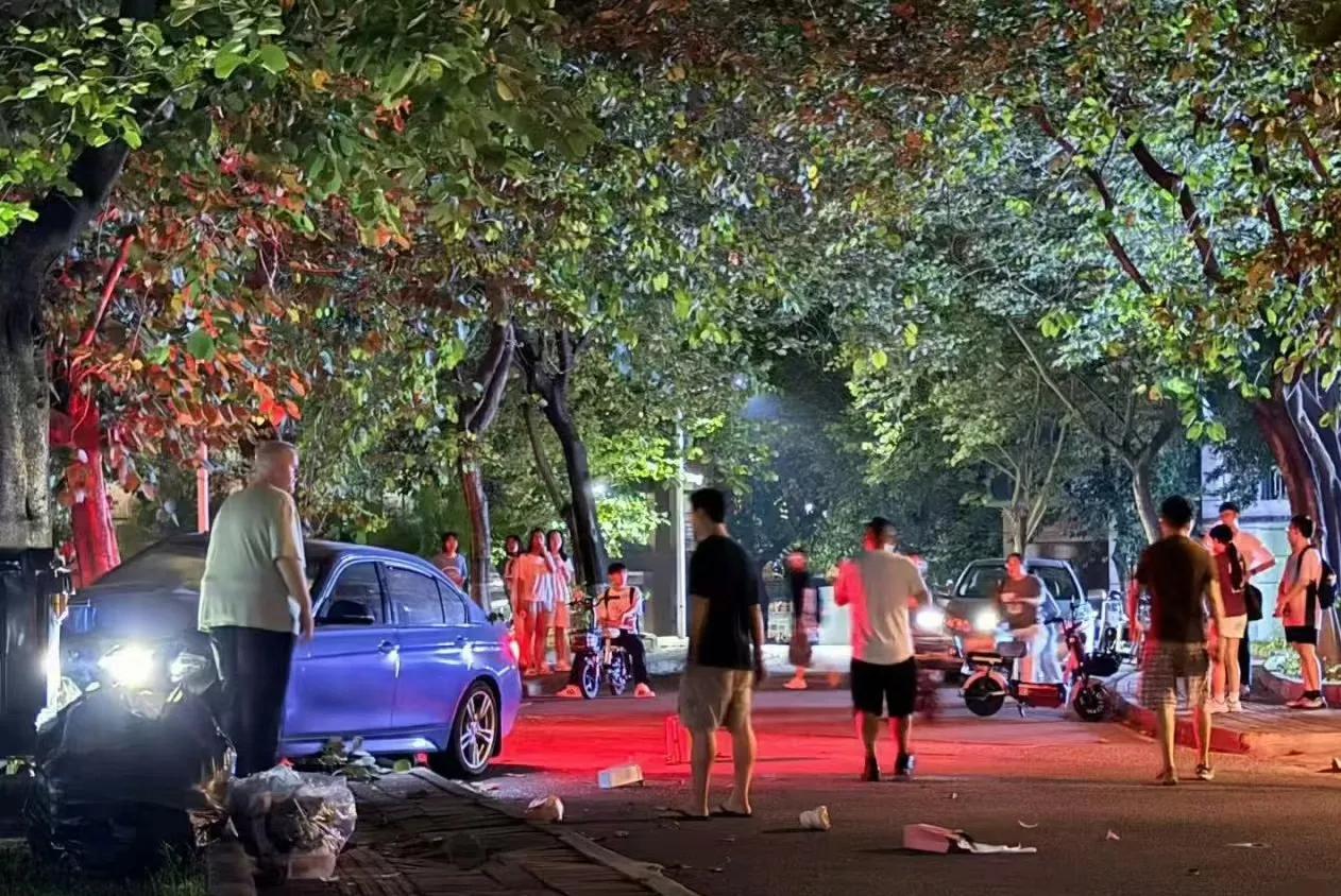 华南理工大学一女生刚过完18岁生日，下楼扔垃圾的时被车撞身亡肇事者已经被控制