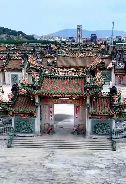 很多人都在等“英之园”后续真的会被强拆还是会保留成为一处旅游景点？很多网友普遍
