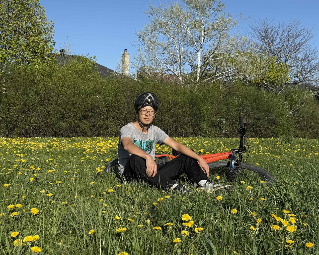 多伦多奥克维尔这条骑行道也不错！人少，景美！今天天气好，很多人都出来骑行了，