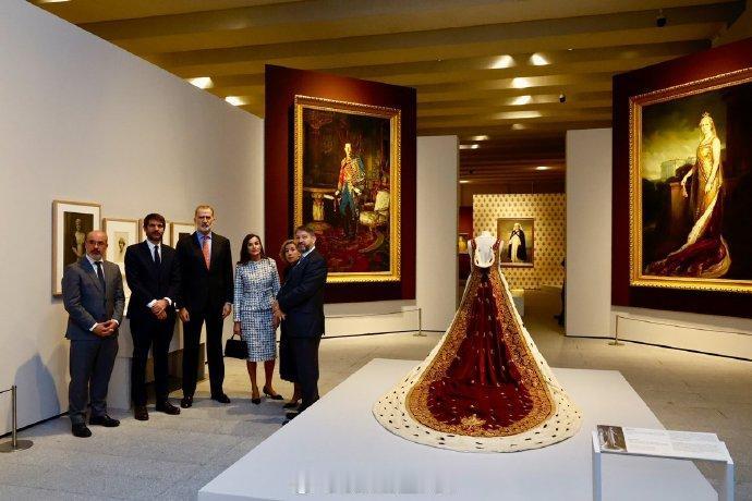 12月2日，西班牙国王菲利普六世和王后莱蒂齐亚出席ena王后的主题展览开幕式