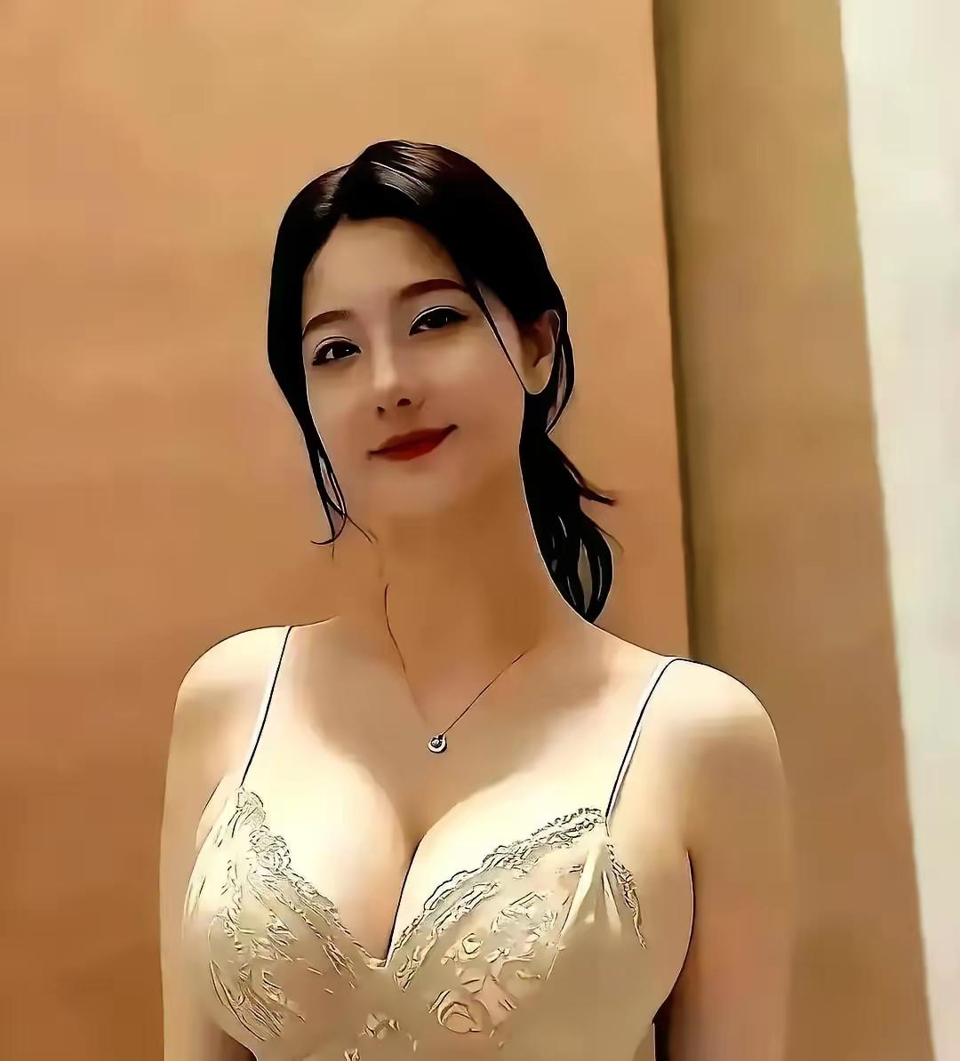 抖音有个主播直播卖莫代尔睡衣，一口气试了八套。​试到第六套时，她嫌领口太紧，直