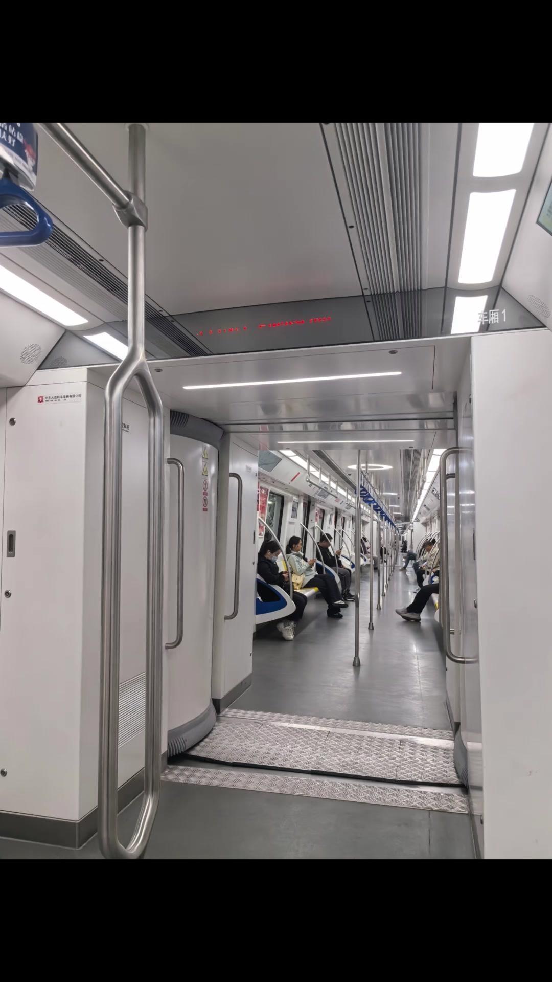 🚇太原地铁一号线的客流量好像真的偏低，坐了几站全程下来，车厢里大部分座位都空着