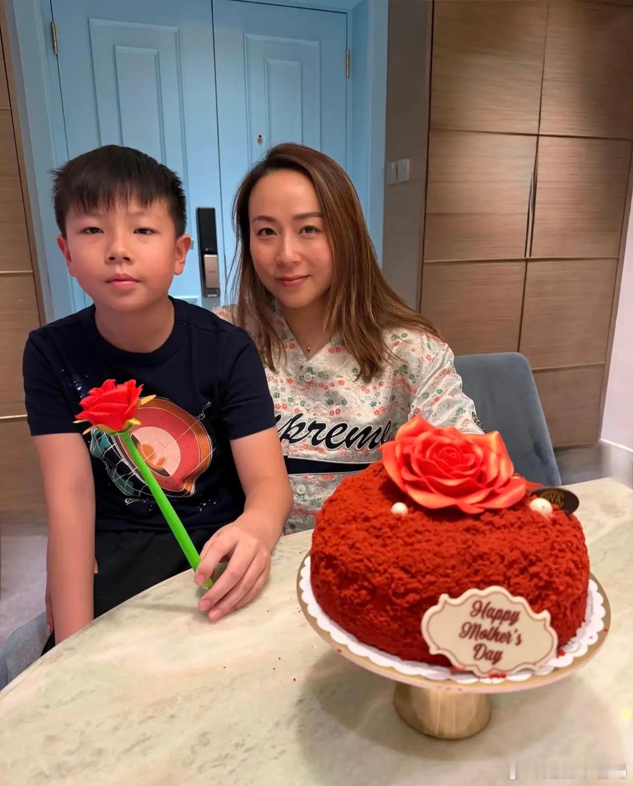 香港男星苏永康为老母亲庆祝90岁大寿，准备了寿桃和大蛋糕，他的老婆和儿子都在场，