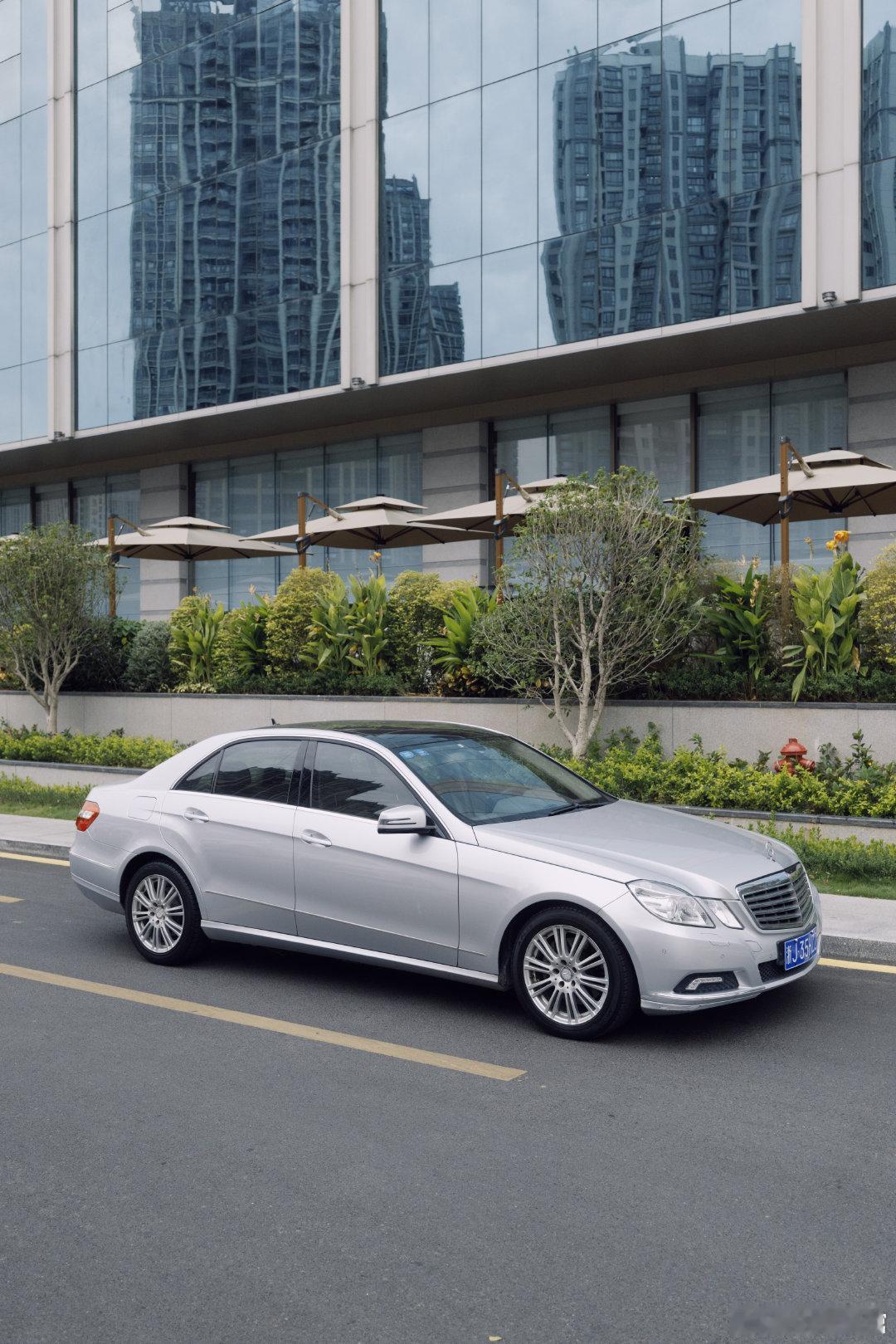 两台行政轿车2009梅赛德斯奔驰E300W212优雅标轴2013宝马