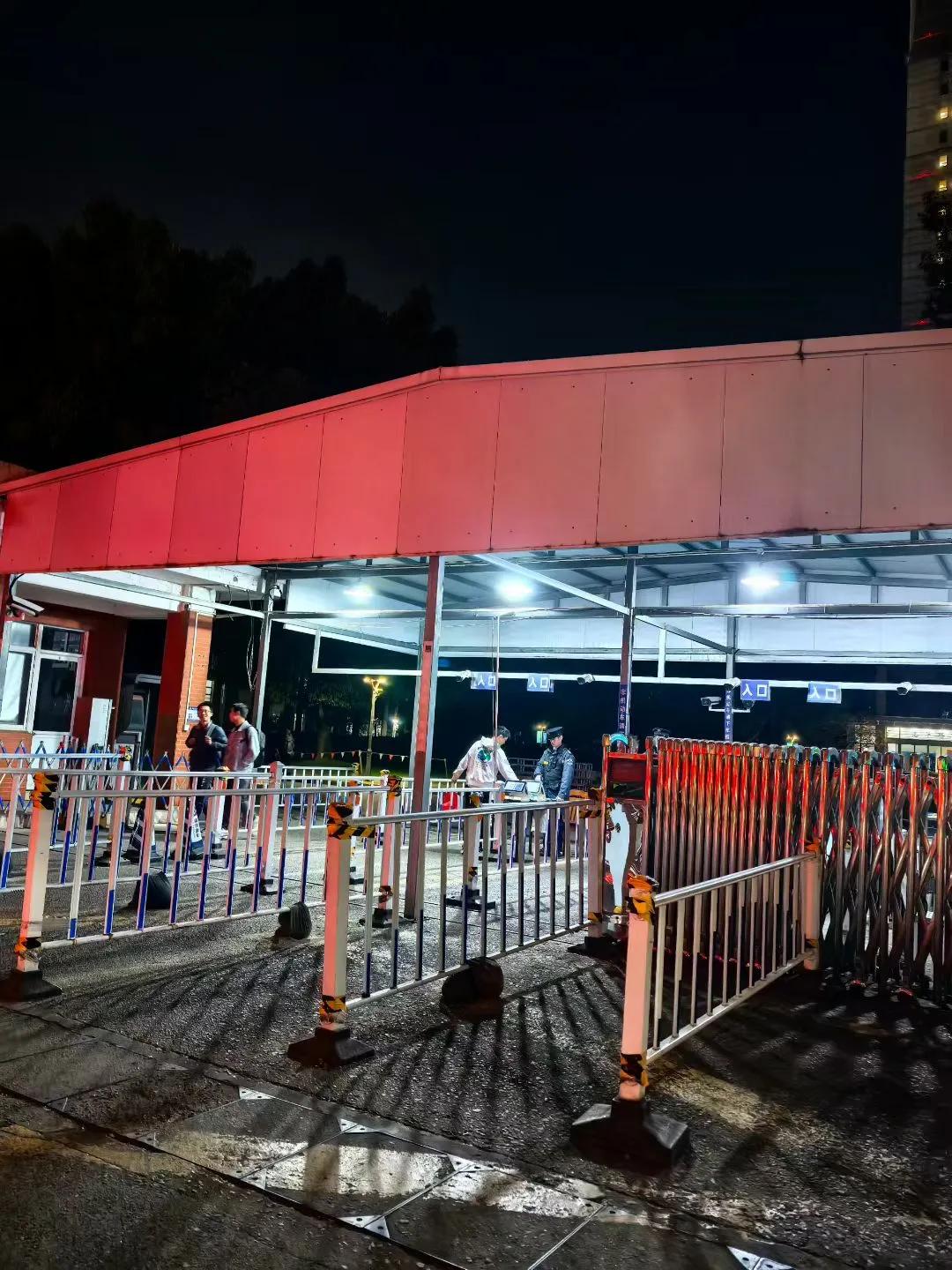 复旦大学旦苑食堂，白菜猪肉水饺，好吃！红烧大排只要2.5元[微笑]走千里赴万