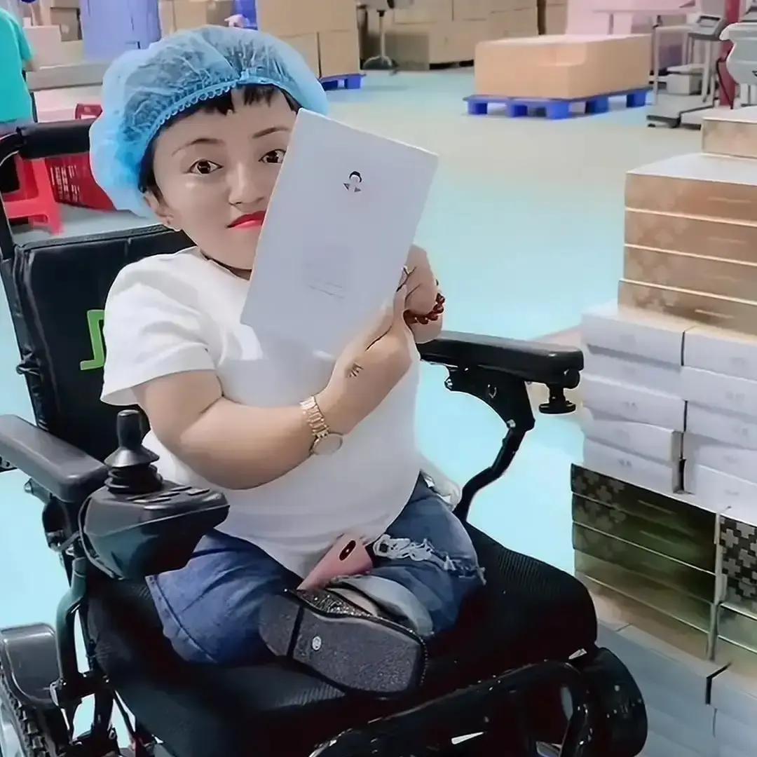 李喜梅在抖音发视频宣布离婚，把离婚证举到镜头前，说和前夫好聚好散。她身高八十