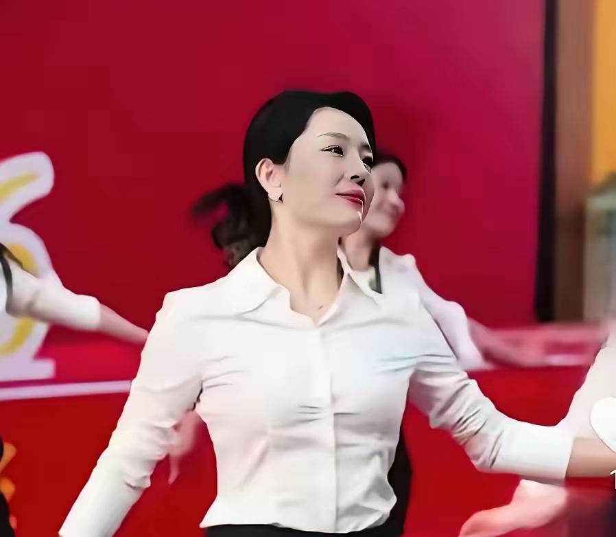 秦主任只是一般的主任，但人不是一般人！舞也不是一般的舞！秦主任的相貌不是很美