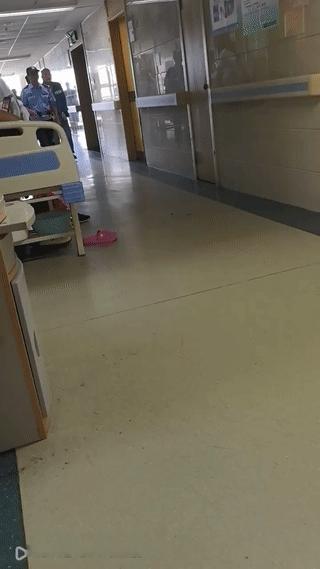 经常能碰见警察带着犯人来医院做检查治疗。难道监狱里没有为犯人看病的医疗机构吗？