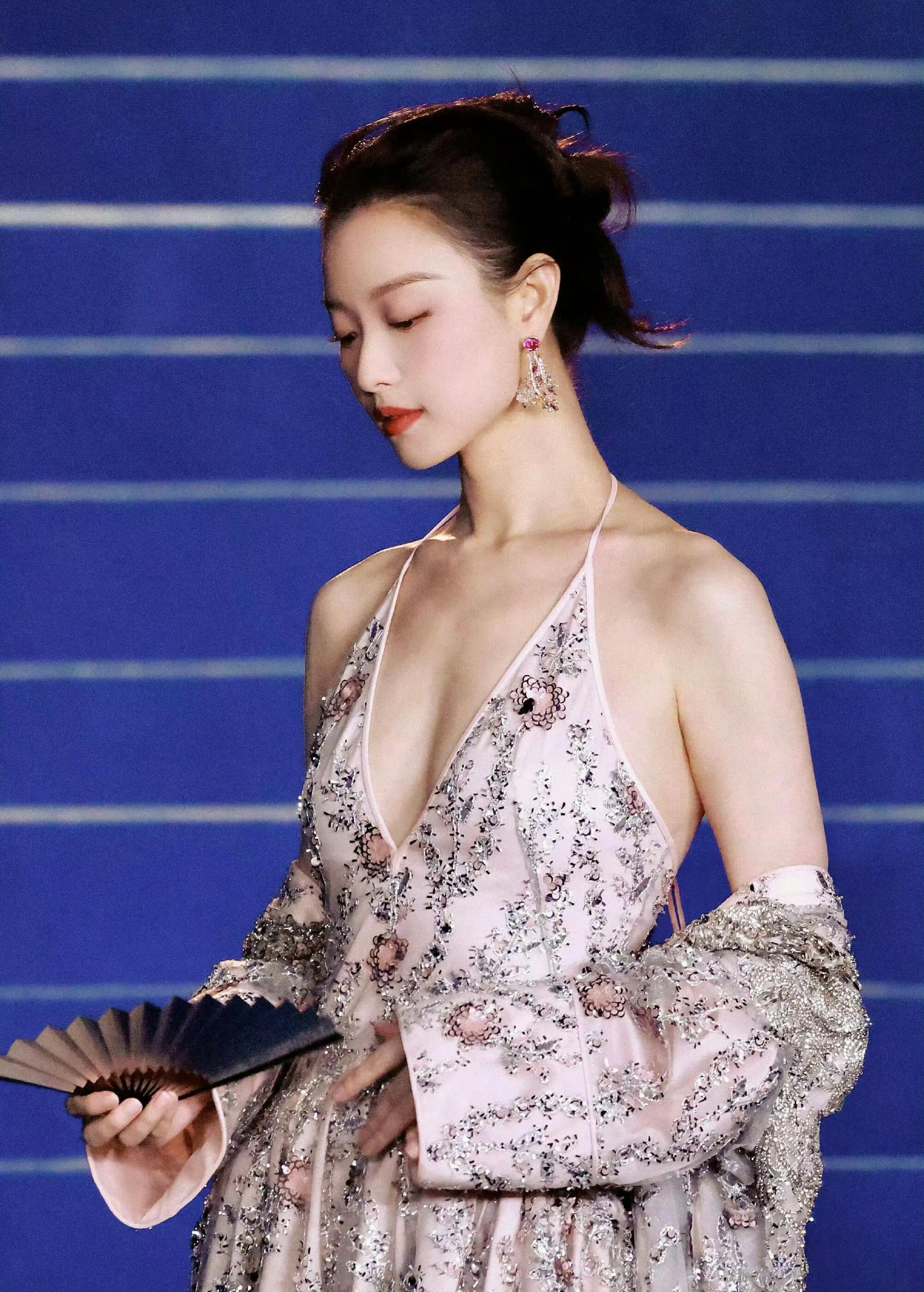 倪妮太喜欢露上半身，身材很好吗？​​​