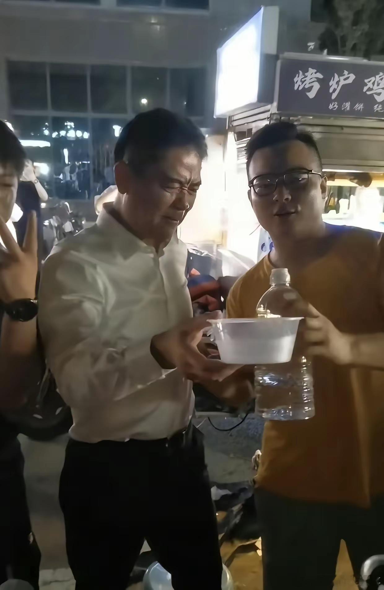 刘强东凌晨1点在大排档喝大了，拍照时开心的像个孩子，来者不拒……​​​