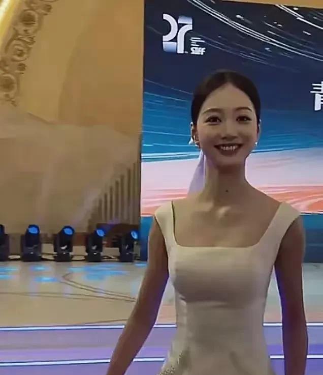 冯琳真的是美出天际了！她的身材比例堪称完美，每一寸线条都恰到好处，没有一块多余的