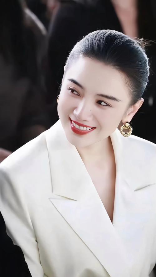 宋佳身着纯白西装亮相活动，利落剪裁勾勒出挺拔身姿，微卷长发搭配简约配饰，刚柔并济