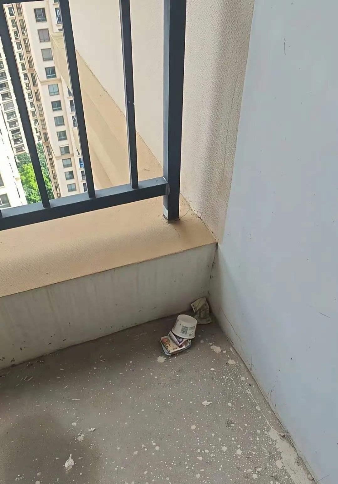 在医院楼梯间看到的，不敢捡
