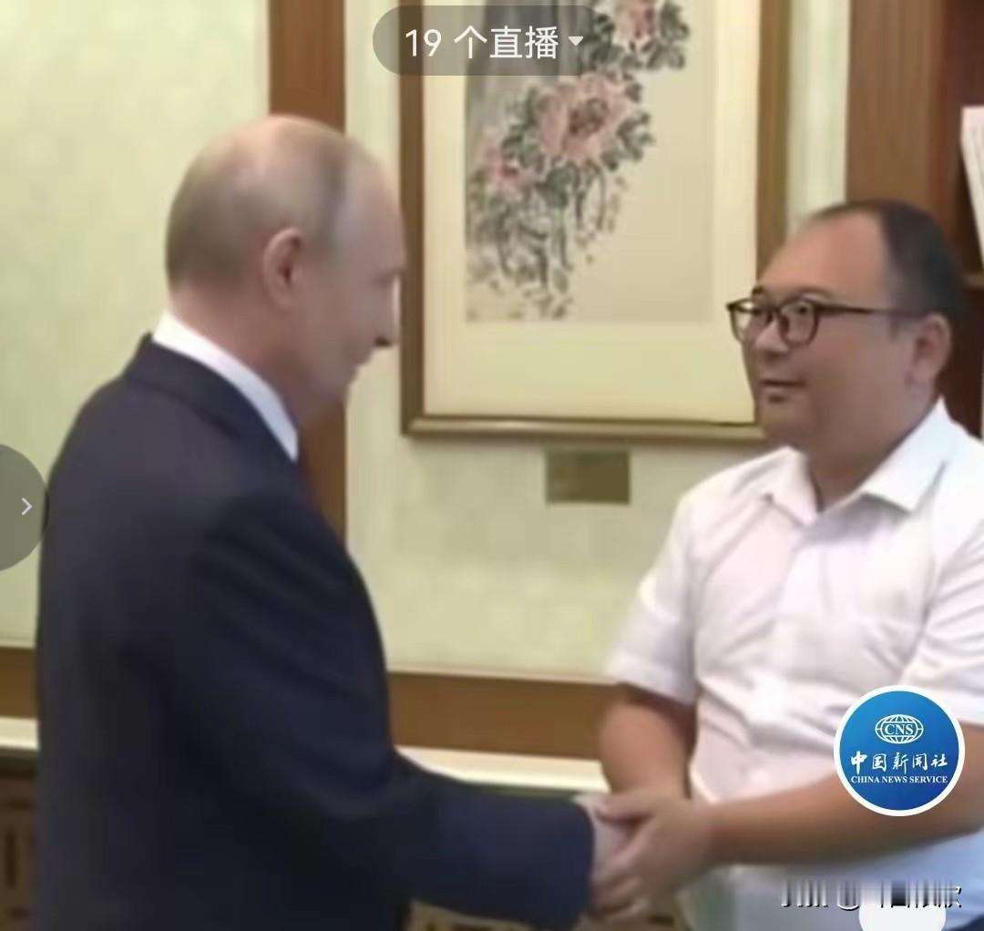 此次普京访华行程中，有一件最让人感到意外和动容的插曲：普京在百忙中会见了26年前