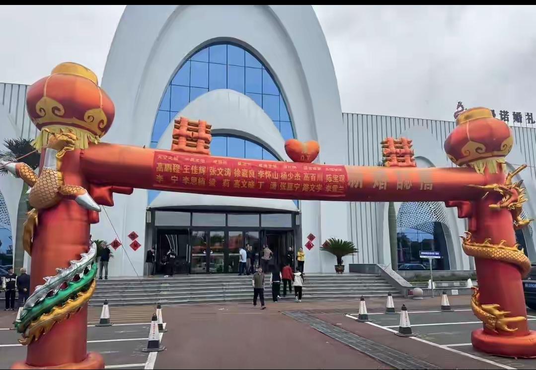 山东一酒店一天办8场婚礼，8对新人共用一个充气拱门，宾客感觉眼前一亮，酒店：免费